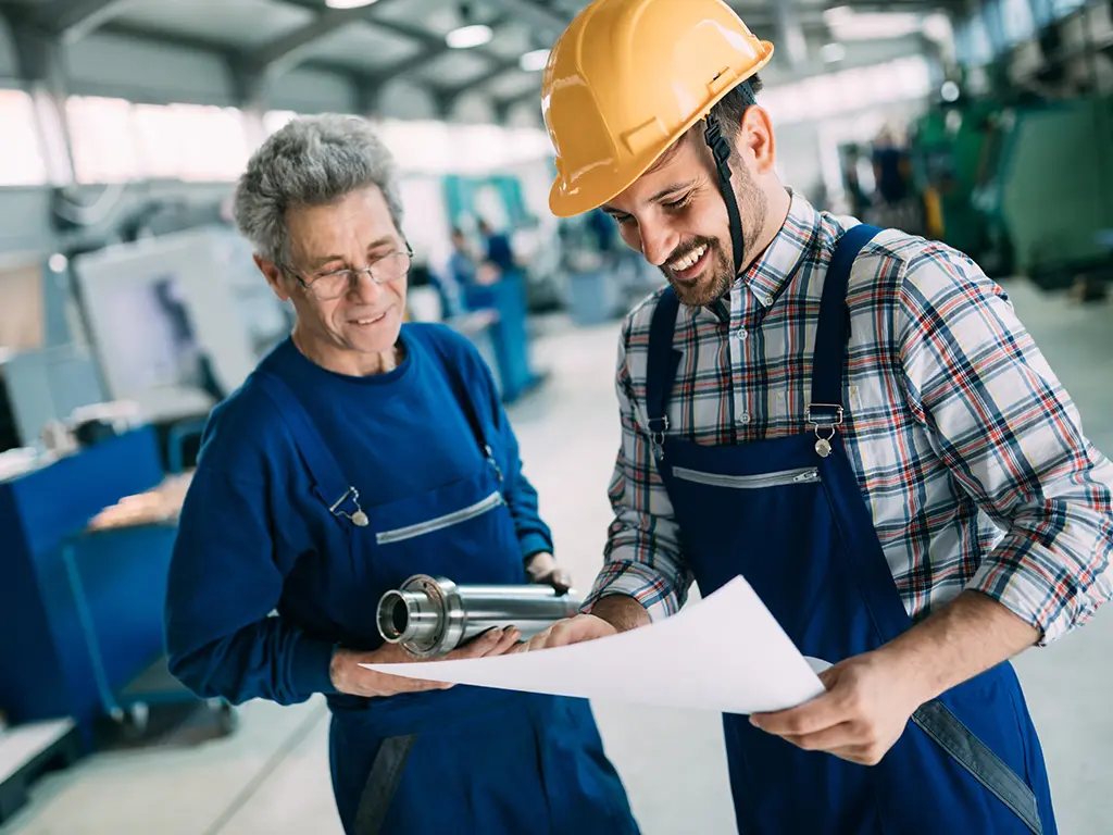 Decimo Assistance: Qualified Technical Support. Decimo technicians collaborating to provide assistance and support.