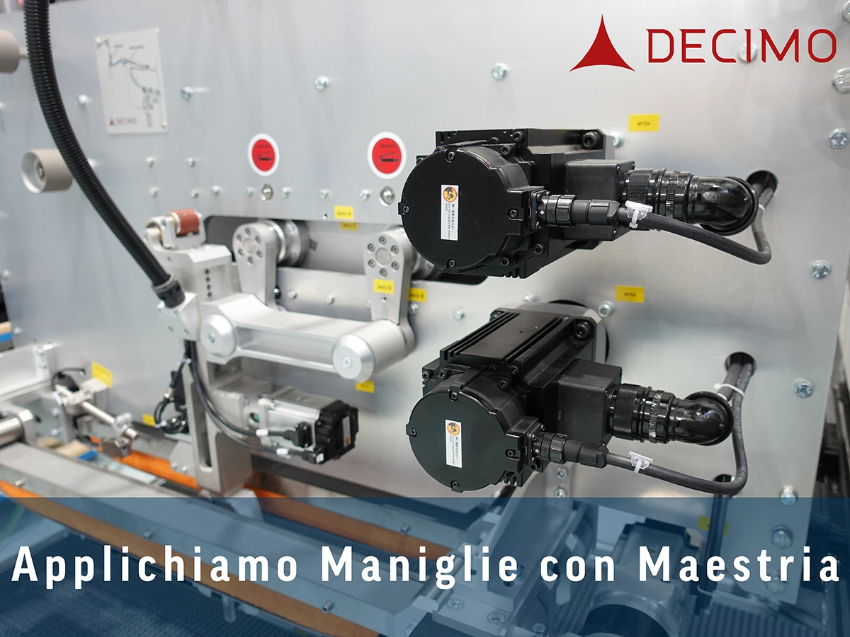 Immagine di una persona che trasporta un bipack di bottiglie con maniglia adesiva e etichetta stretch sleeve.