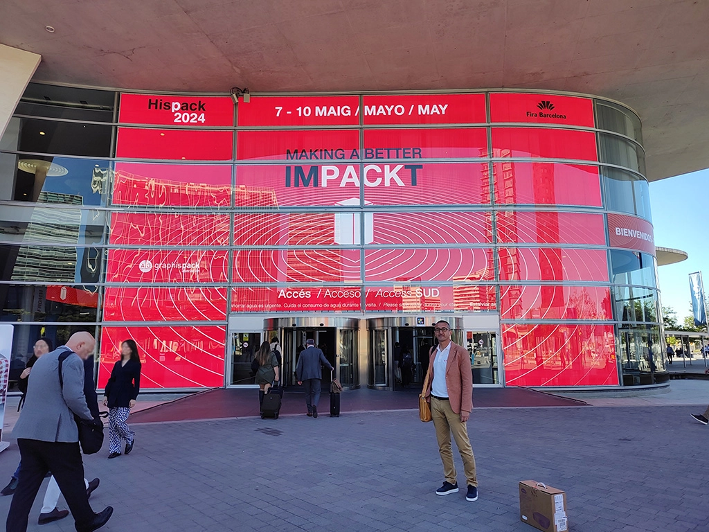 Ingresso Hispack 2024 Barcellona – Decimo Srl presente alla fiera del packaging Ingresso sud della fiera Hispack 2024 a Barcellona con commerciale Decimo Srl in primo piano
