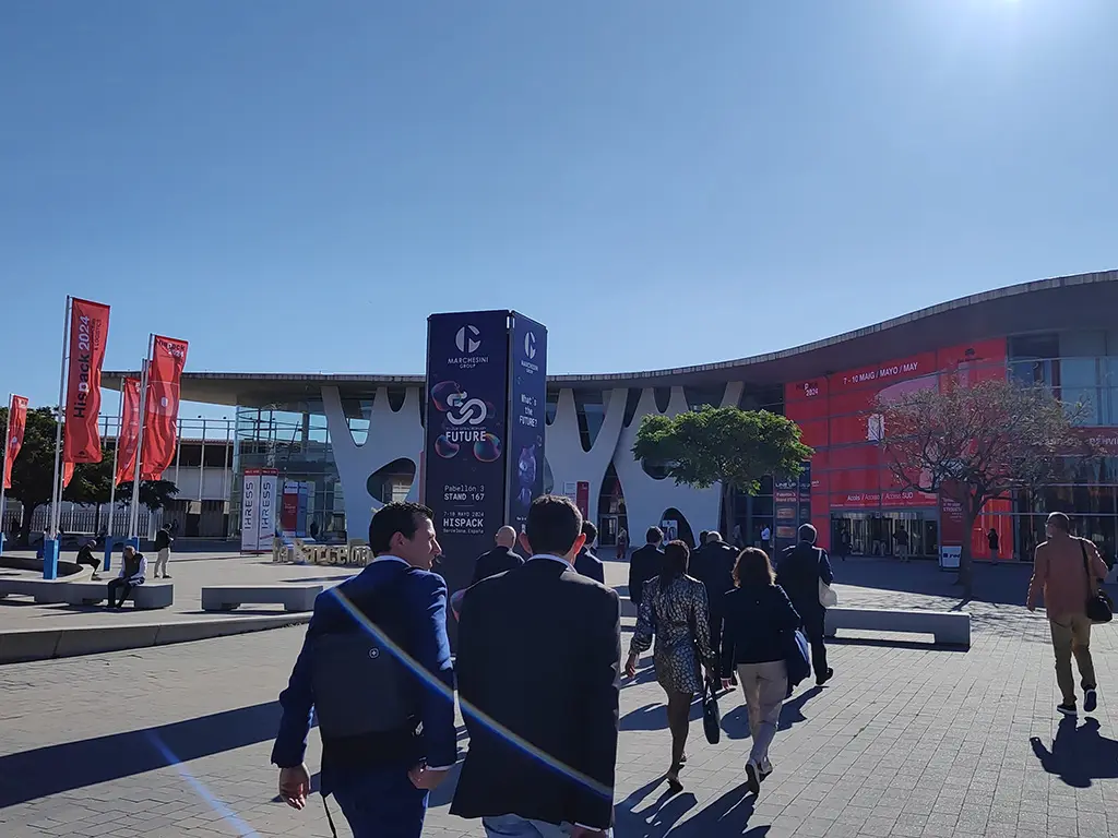 Ingresso della Fira Barcelona durante Hispack 2024 con visitatori che si avviano verso l’entrata Ingresso Fiera Hispack 2024 Barcellona – Visitatori ed eventi packaging
