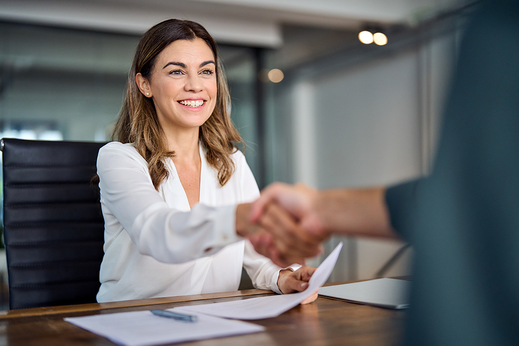 Decimo trader and customer shaking hands to sign a business agreement Decimo trader and customer shaking hands to sign a business agreement